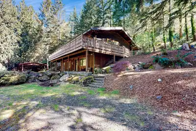 Image de Renovated, dog-friendly lodge with river view, kayaks, great deck & firepit