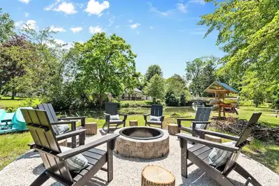 Image de Large Waterfront Cabin W/ Browns Lake Access- Ev Charger + Peloton + Prvt Pier