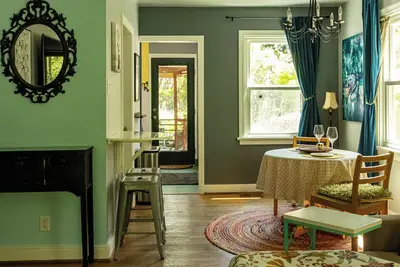 Image de Cozy 3 bedroom house in the City, steps away from trails and river adventures