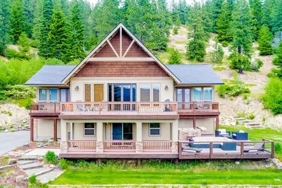Image de Mtn-view cabin with private hot tub, game room, firepit, large deck, fireplaces