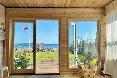 Image de 5-star modern beach cabin steps from the Useless Bay.
