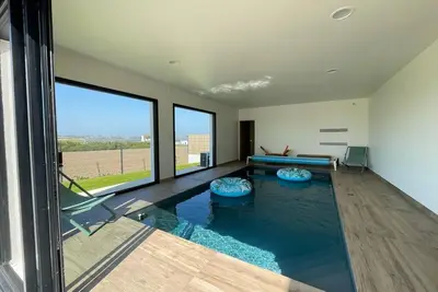 Image de Maison contemporaine avec piscine intérieur
