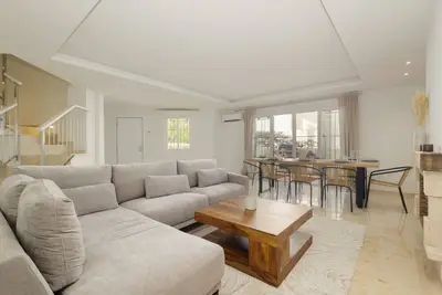 Image de Maison de ville récemment rénovée proche de la plage à Marbella Este