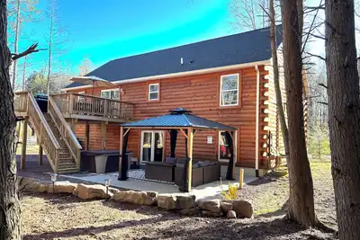 Image de Spacious Log Cabin – Lake Access, Fire Pit & Fun