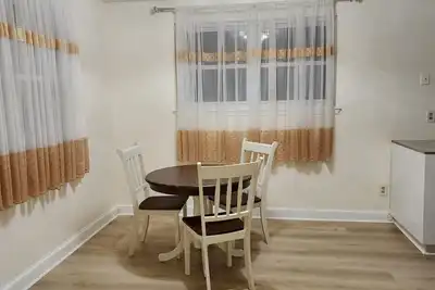 Image de Convenient/family friendly home with yard driveway\n\n