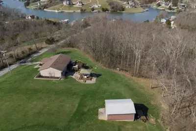 Image de Ellis Estates next to the Ark & Lake.
