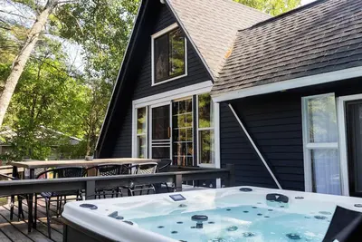 Image de Riverfront A-Frame w/ Hot Tub and Firepit