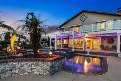 Image de Majestic Anaheim Panorama Hill Home With Sunset