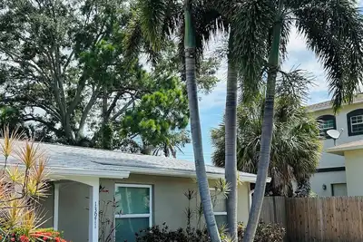 Image de Coastal Oasis: 4-Bedroom Home with Heated Pool, Just 3 Minutes to the Beach!