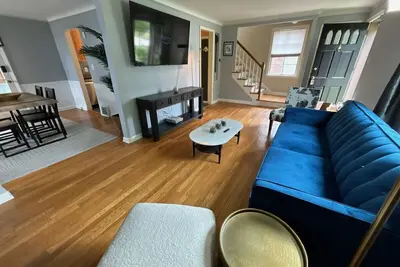 Image de Lyndhurst 3 Br 1 Bath Home for Monthly Rental w Smart TVs and wood flooring in quiet neighborhood