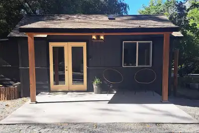 Image de The Groundskeeper's Cabin: A peaceful retreat with all the amenities of home.