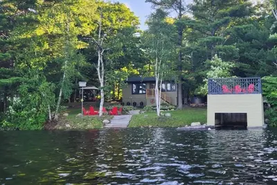Image de Cozy 2 bedroom Muskoka Lakefront Cottage. Western Sunset, Hot Tub, Ev Charger, WiFi