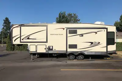 Image de Cozy Rv with 2 sleeping areas & WiFi, Ac in Cheyenne or your favorite camp site.