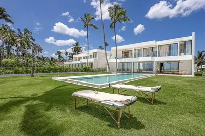 Image de A Tale of Luxury, Serenity, and Oceanfront Bliss
