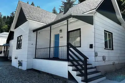Image de Bluebird Basecamp- cozy, renovated home in the heart of Wallace, Id