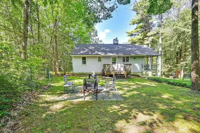 Image de Becket Home w/ 3-Season Porch: Walk to Lake Access