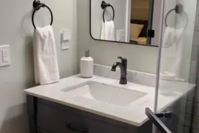 Image de Newly remodeled stylish apartment with king bed, close to downtown, river, shops