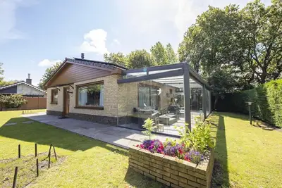 Cozy furnished holiday home with a winter garden, lots of privacy, and a spacious garden.