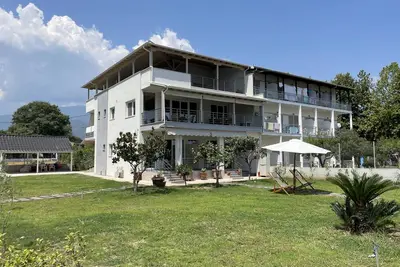 Image de Uniquely situated holiday flat, directly on the fine sandy beach, with far-reach