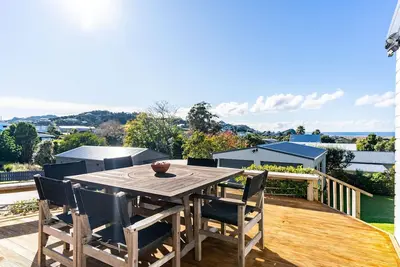 Image de Sea Anchorage - This modern, well-designed beach house will cater to all your needs for a relaxing holiday in the beautiful Mangawhai area. Enjoy the great entertaining spaces after a day at the beach or enjoying one of the many activities there are