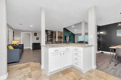 Image de 6-Bedroom Retreat, Pool & Spa: 25 Min Downtown Gb