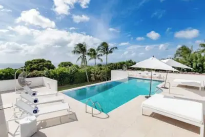 Image de Purple Haze: Sea View, Infinity Pool home, full kitchen with WiFi on West Coast\n