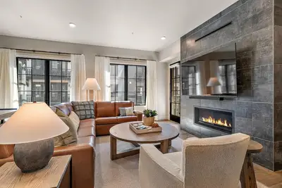 Image de Contemporary Condo| Fireplace and Balcony