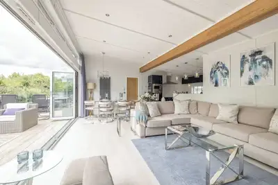 Image de Luxury Lodge with Hot Tub in Windsor Marina