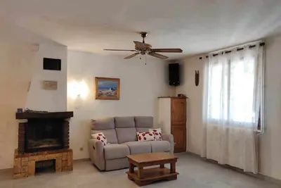 Image de Maison des grand grands arbres en Provence.