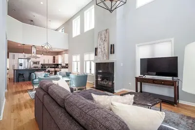 Image de Eclectic, Stylish, and Cozy Milwaukee Unit!