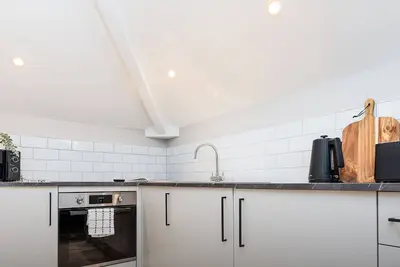 Image de Vibrant Two Bed Apartment | Free Parking and Wi-Fi