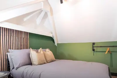 Image de Bright and Warm Studio Apartment | Free Parking