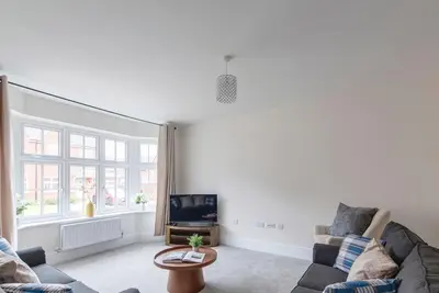 Stunning Four Bed Home | Free Parking and Wi-Fi