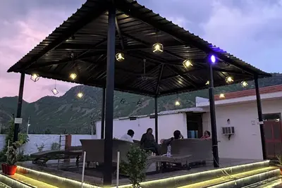 Image de Nestled amidst majestic mountains, our farmhouse offers a serene and picturesque