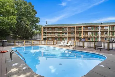 Image de 2 Rooms - Free Silver Dollar City Shuttle - No Steps and Pool - Marina to Trl