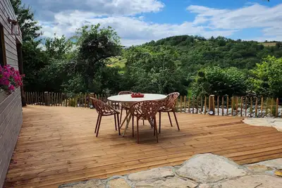 Image de Tranquillité assurée dans cet endroit bucolique avec vue sur la vallée.