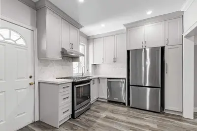 Image de Huge detach house steps to grocery stores public transit park