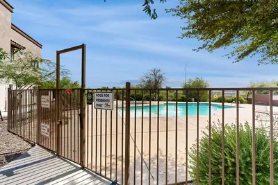 Image de Welcome to your stylish retreat in Central Tucson with mountain views