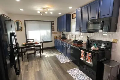 Image de Charming 2-bedroom city cabin combines rustic charm