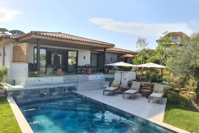 Image de Villa Côté Plage, climatisée, piscine chauffée, 150m/plage, 10 min du centre.