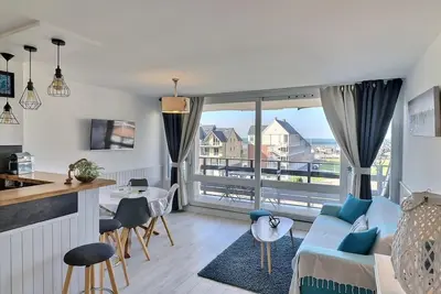 Image de Duplex à 2 pas du centre-ville avec balcon et vue panoramique sur la mer
