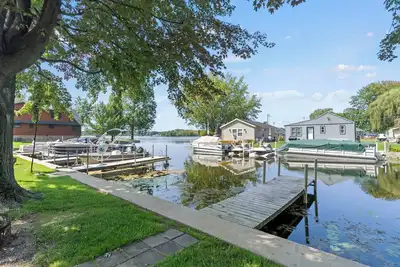 Image de Charming 2-bedroom house with WiFi and Ac, lakefront access.