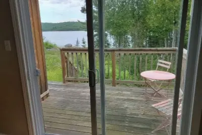 Image de 3 Bedroom 1. 5 Bathroom Lakefront cottage. 270 ft. water line. Very private.