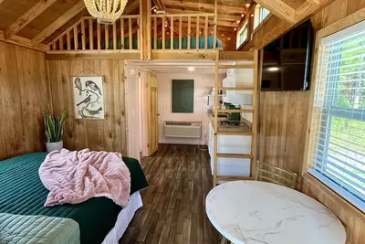 Image de Deluxe Loft Cabin - Upscale Cozy Loft Cabin