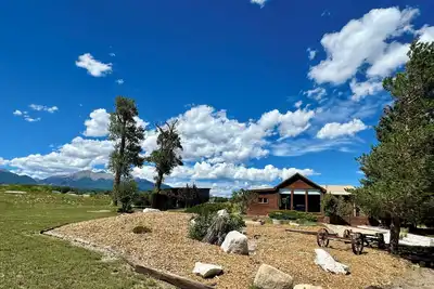 Image de Enjoy the Aspen tree colors in Fall & Skiing at Monarch Mt. 25 minutes away!