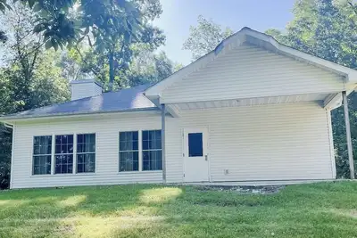 Image de Lakeview Cabin B, Geneva Center Woodland Campsites in Rochester Indiana