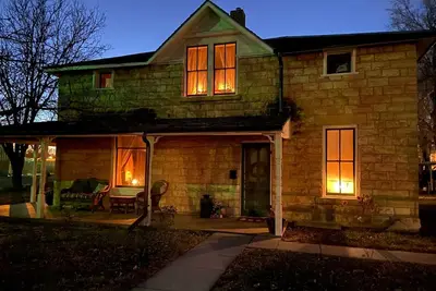 Image de Buffalo Haus: Entire House, Welcoming Historic Limestone House Downtown