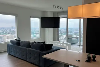 Image de Welcome to \"Skyline Oasis\"  a cozy & luxurious skyline apartment in Houston Tx