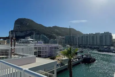 Image de Quiet, family friendly, MainStreet Apartment with Rooftop Terrace