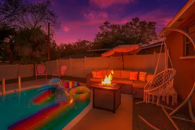 Heated pool/direct access to park/Game Room/Huge Yard